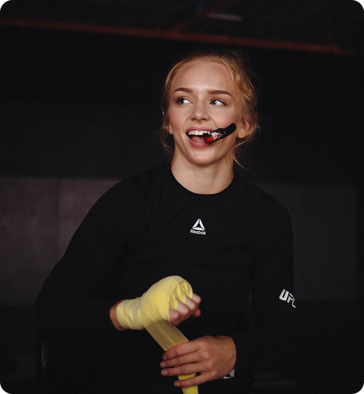 Women with mouthguard in her mouth